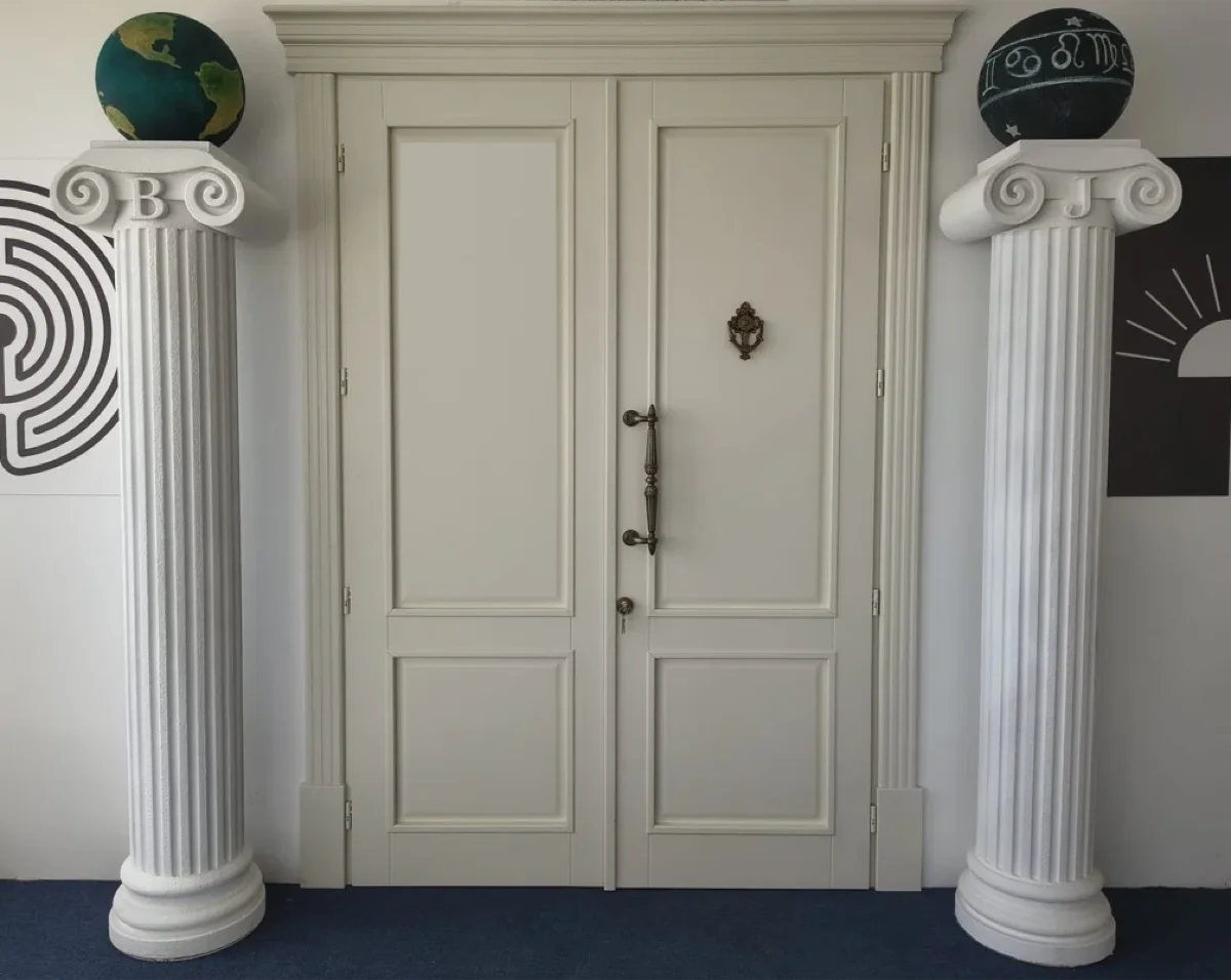 Coloane decorative monumentale amplasate la o intrare