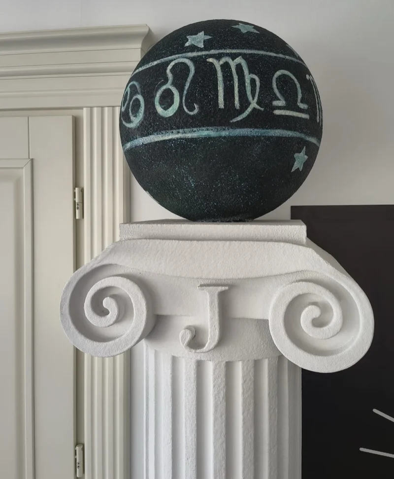 Detaliu glob celest cu semne zodiacale