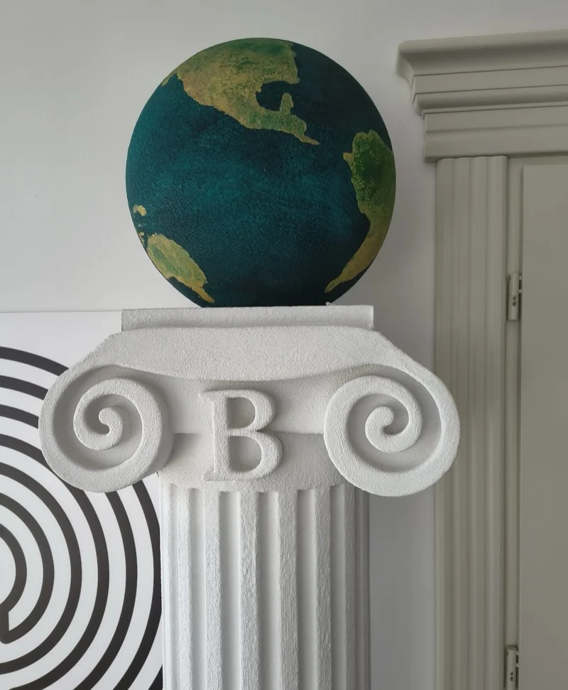 Detaliu glob terestru pictat manual